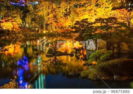 国の名勝縮景園の紅葉ライトアップの風景をどうぞ。広島浅野藩主や上田宗箇ゆかりの庭園です。広島県 国の名勝縮景園の紅葉ライトアップの風景をどうぞ。広島浅野藩主や上田宗箇ゆかりの庭園です。広島県 96875880