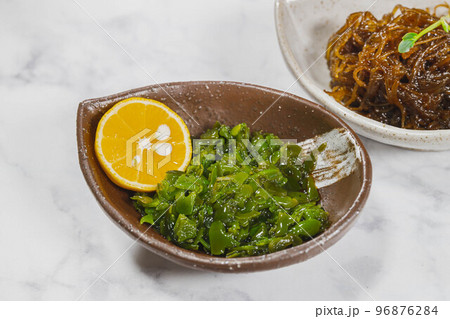 和食器に盛ったメカブ 96876284