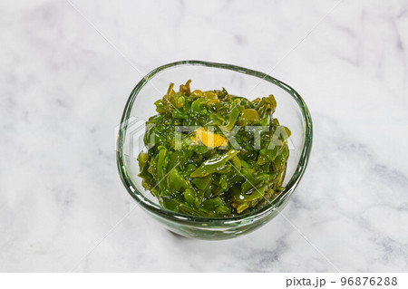 ガラスの器に入ったメカブ ガラスの器に入ったメカブ 96876288