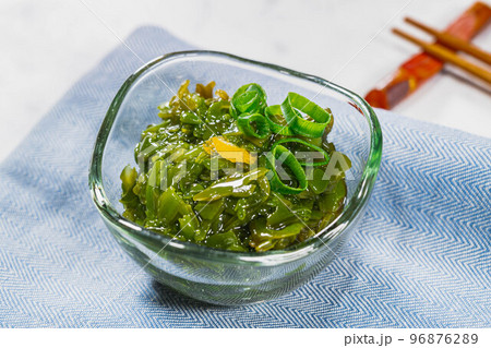 ガラスの器に入った味付きメカブ 96876289