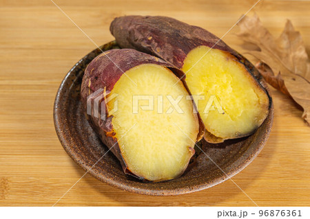 和食器に置いた焼いも 96876361