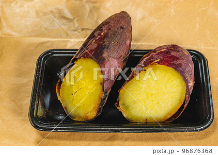 食品トレーの上の焼いも 96876368
