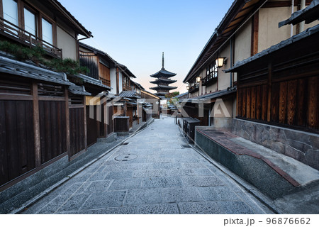 早朝の古都京都 法観寺八坂の塔 早朝の古都京都 法観寺八坂の塔 96876662