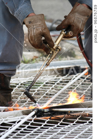 建築現場の溶接作業 96876789
