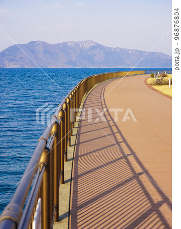 日本海小浜湾に突き出た成海緑地（福井県おおい町） 96876804