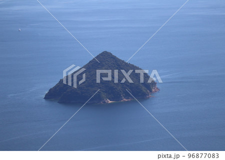 青い海面の海と三角お山の島のある風景 青い海面の海と三角お山の島のある風景 96877083