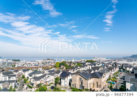 【神奈川県】海沿いの横須賀の街並み 96877394