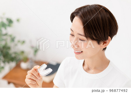 マウスピース 女性 白バック マウスピース 女性 白バック 96877492
