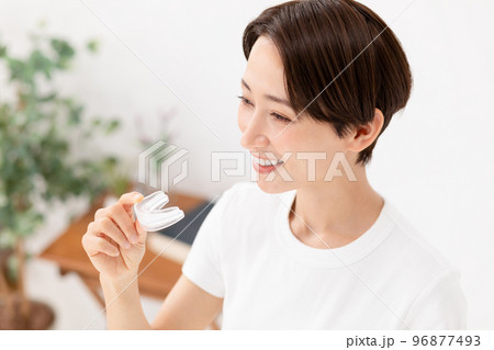 マウスピース 女性 白バック マウスピース 女性 白バック 96877493