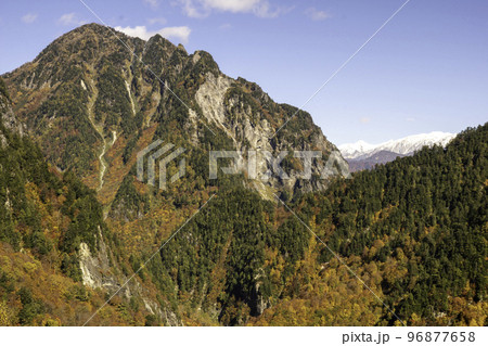 紅葉を纏う岩山 96877658