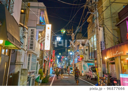 夜の東京都世田谷区 下北沢東会(北沢2丁目)を南側に見る 夜の東京都世田谷区 下北沢東会(北沢2丁目)を南側に見る 96877666