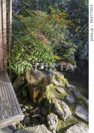 晩秋の魚山大原寺、実光院　つくばい 96877903
