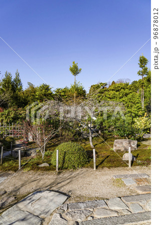 晩秋の魚山大原寺、実光院　旧理覚院庭園 96878012