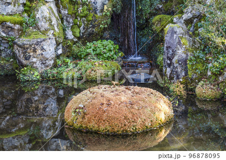 晩秋の魚山大原寺、実光院「契心園」 96878095