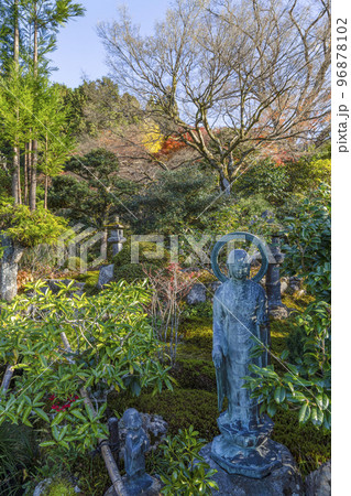 晩秋の魚山大原寺、実光院　観音菩薩像と童像 96878102
