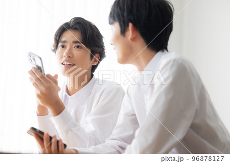 スマホを見せ合う若い男性 スマホを見せ合う若い男性 96878127