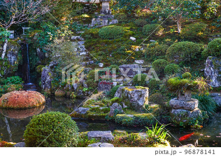 晩秋の魚山大原寺、実光院「契心園」 96878141