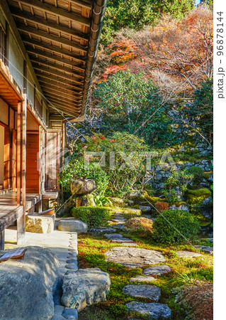 晩秋の魚山大原寺、実光院「契心園」 96878144