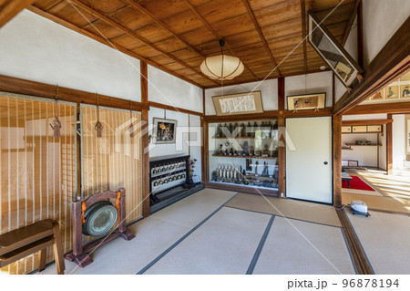 晩秋の魚山大原寺、実光院　客間 96878194