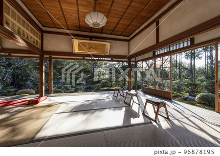 晩秋の魚山大原寺、実光院　客間 96878195