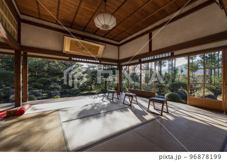 晩秋の魚山大原寺、実光院　客間 96878199