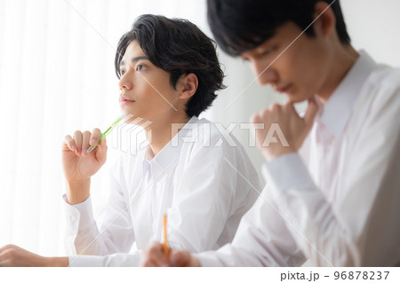 授業を受ける学生 96878237