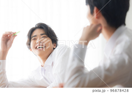 授業を受ける学生　　 96878428