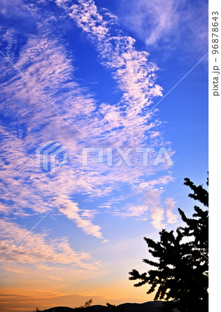 秋の澄み切った青空と雲の写真素材 [96878643] - PIXTA