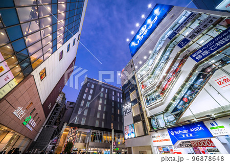 日本の東京都市景観 BQ.1.1…秋葉原駅や駅前に誕生したソフマップAKIBA駅前館＝11月16日 96878648