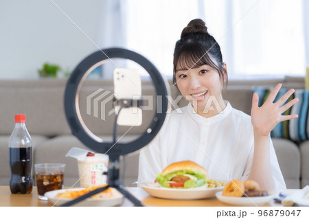 モッパン 食べ物を前にライブ配信するユーチューバー モッパン 食べ物を前にライブ配信するユーチューバー 96879047