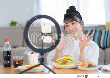 モッパン　食べ物を前にライブ配信するユーチューバー 96879050