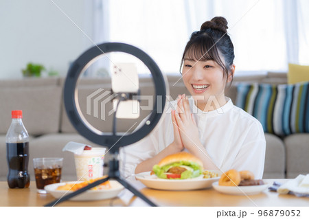 モッパン 食べ物を前にライブ配信するユーチューバー モッパン 食べ物を前にライブ配信するユーチューバー 96879052