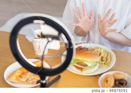 モッパン　食べ物を前にライブ配信するユーチューバーの手元 96879291
