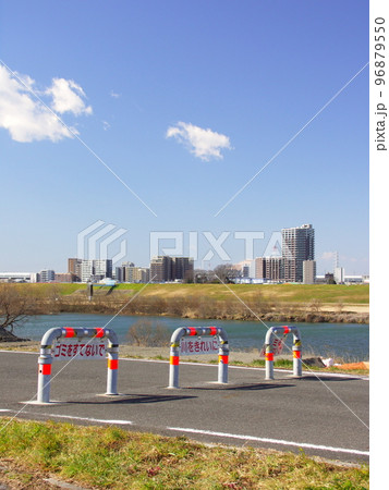 早春のサイクリング道路のある江戸川土手から見る江戸川風景 早春のサイクリング道路のある江戸川土手から見る江戸川風景 96879550