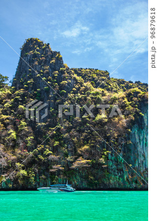 Phi Phi Leh Lagoon by boat in Koh Phi Phi Leh island, Krabi, Thailand Phi Phi Leh Lagoon by boat in Koh Phi Phi Leh island, Krabi, Thailand 96879618