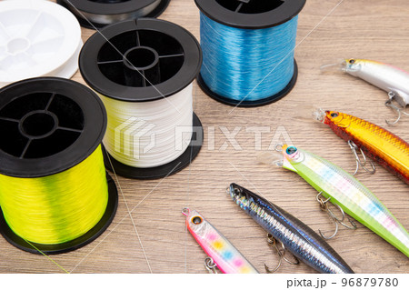 釣り糸とルアー 96879780