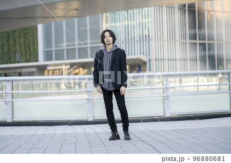 バックパックを持った30代前半の男性　全身　カメラ目線 96880681