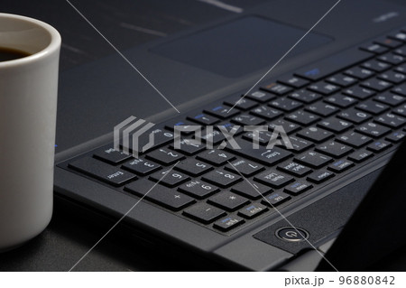 ノートパソコンとコーヒーでデスクワーク ノートパソコンとコーヒーでデスクワーク 96880842