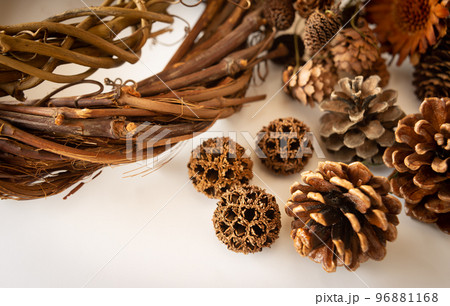 クリスマスリースの製作 クリスマスリースを手作り オンライン販売 趣味 クリスマスの準備 自然素材 クリスマスリースの製作 クリスマスリースを手作り オンライン販売 趣味 クリスマスの準備 自然素材 96881168
