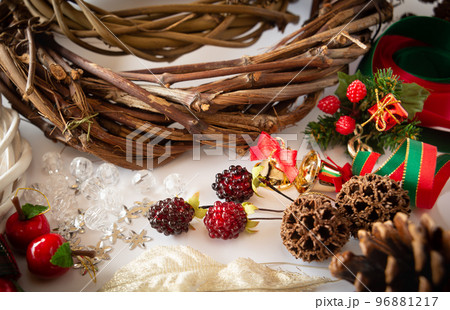 クリスマスリースの製作　クリスマスリースを手作り　オンライン販売　趣味　クリスマスの準備 96881217