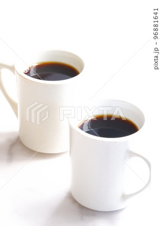 コーヒーが入った2つのマグカップ コーヒーが入った2つのマグカップ 96881641