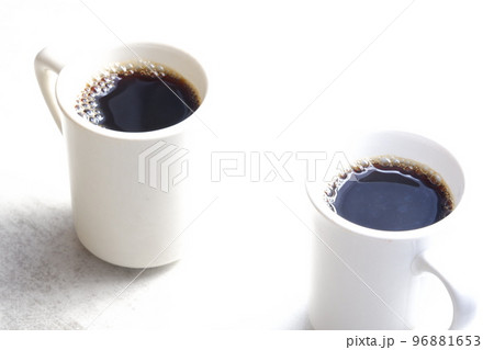 コーヒーが入った2つのマグカップ 96881653