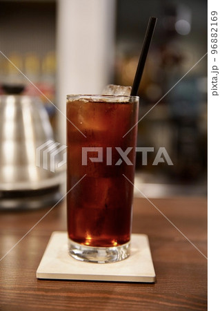 グラスに入ったアイスコーヒー 96882169