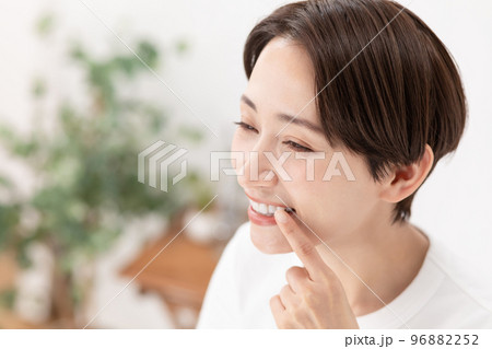 歯　女性 96882252