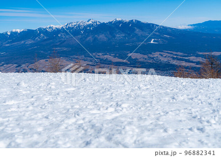 【冬素材】冬の入笠山山頂から見た南アルプスと八ヶ岳【長野県】 【冬素材】冬の入笠山山頂から見た南アルプスと八ヶ岳【長野県】 96882341
