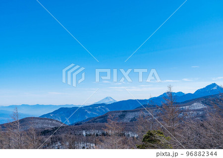 【冬素材】冬の入笠山山頂から見た南アルプスと八ヶ岳【長野県】 【冬素材】冬の入笠山山頂から見た南アルプスと八ヶ岳【長野県】 96882344