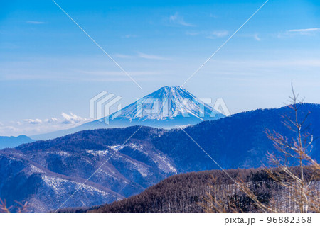【冬素材】冬の入笠山山頂から見た南アルプスと八ヶ岳【長野県】 【冬素材】冬の入笠山山頂から見た南アルプスと八ヶ岳【長野県】 96882368