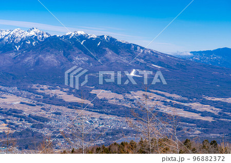 【冬素材】冬の入笠山山頂から見た南アルプスと八ヶ岳【長野県】 96882372