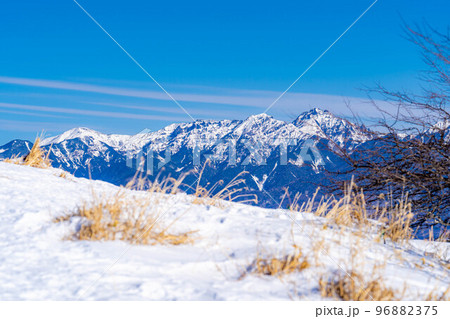 【冬素材】冬の入笠山山頂から見た南アルプスと八ヶ岳【長野県】 96882375