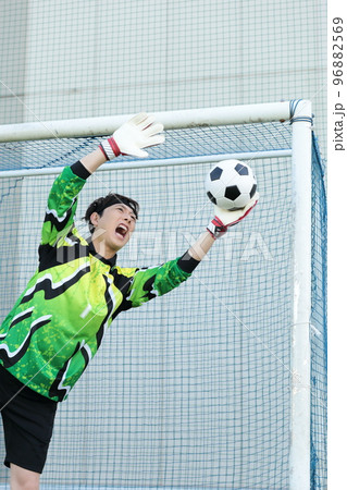 サッカーゴールを守るキーパーの男性 96882569